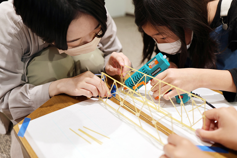 どうすれば強くなるかを考えながら、構造の工夫を重ねて橋を制作