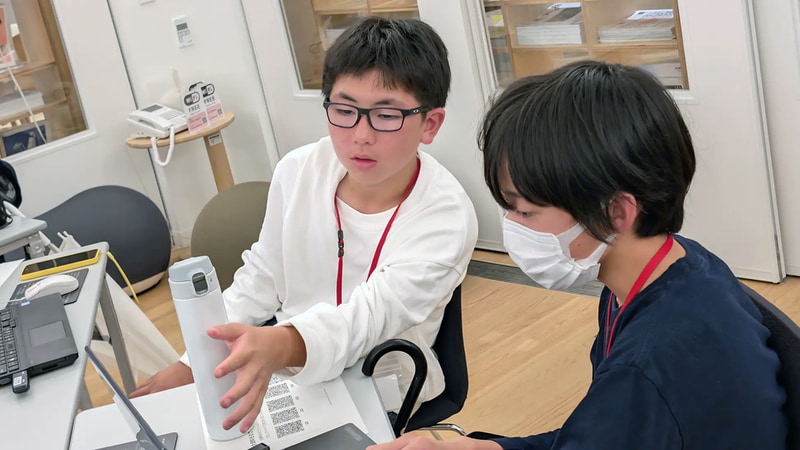参加者同士で教え合う様子