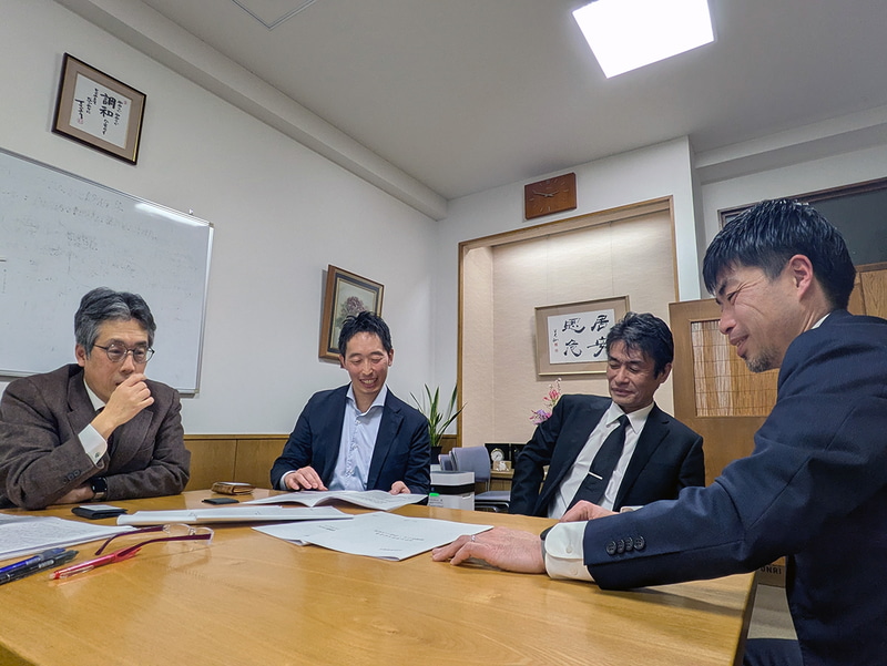 共創内容について話し合う様子。写真左より、済美平成中等教育学校 教頭 中矢氏、株式会社エデュテクノロジー 代表取締役 阪上吉宏氏、済美平成中等教育学校 校長 森氏、同校教諭 濱田氏)