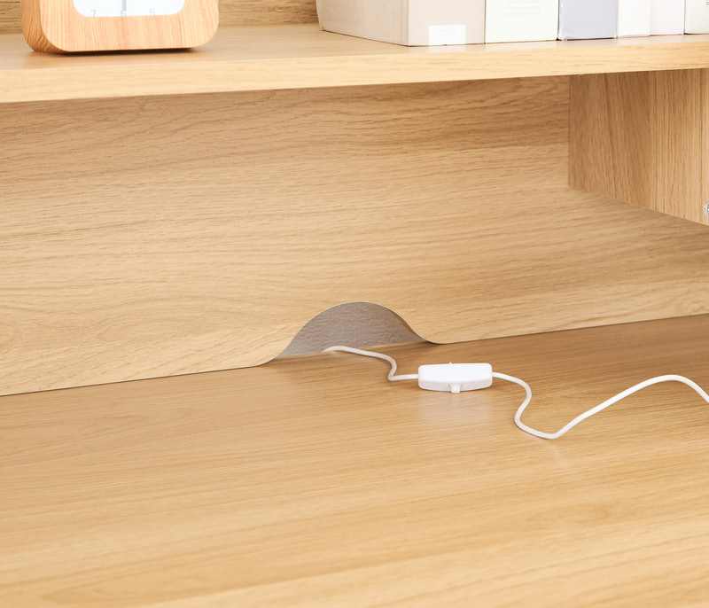 デスクライトや充電にも便利なコード穴