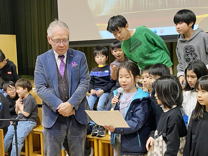 山口氏への表彰状を読み上げる児童