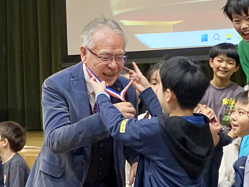 メダルを授与された山口氏