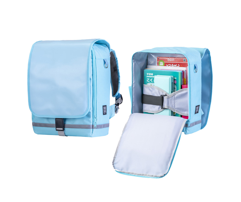 RAKUSACK JUNIOR PLUSは、100サイズ（850g）と小サイズ（850g）、大サイズ（890g）をラインアップ