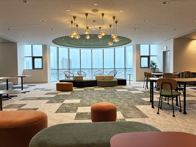 株式会社イトーキが、コクヨマーケティング株式会社、株式会社丸天産業と参画した中京大学の学生ラウンジ改修プロジェクトの完了を発表（出典：株式会社イトーキ、以下同じく）