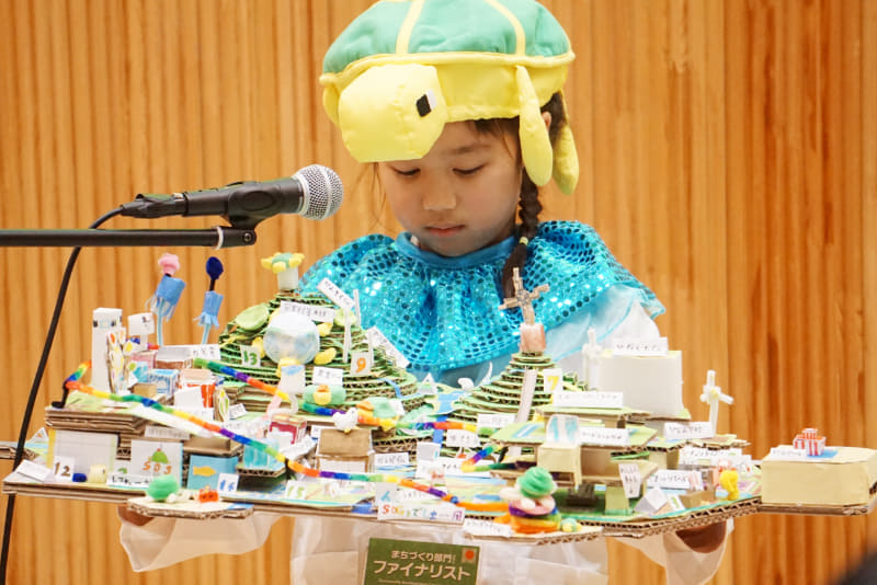 ワールドを再現したダンボール模型で、元気いっぱいのプレゼンテーションを披露（撮影：編集部）