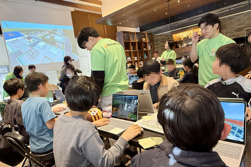 筆者が親子でワークショップに参加したときの様子。「100年後の家」をマイクラで制作した（撮影：編集部）