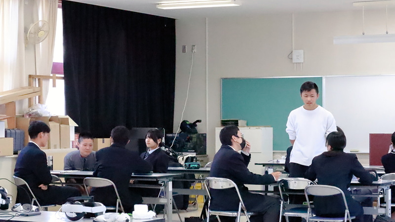 教員とmonoDukiのスタッフを交え、実習における改善点を話し合う生徒たち