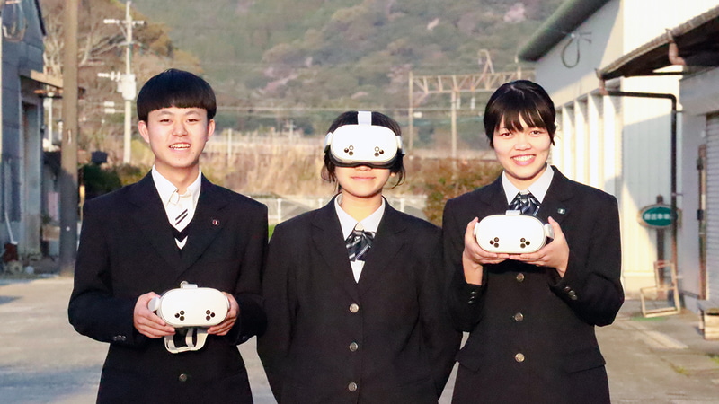 （右）農業科2年 内田さん、（真ん中）畜産科2年 白坂さん、（左）環境園芸科1年 峯﨑さん