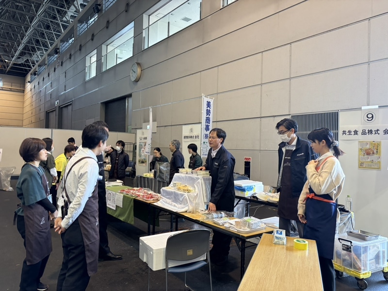 奨学生たちが農作物をアピール