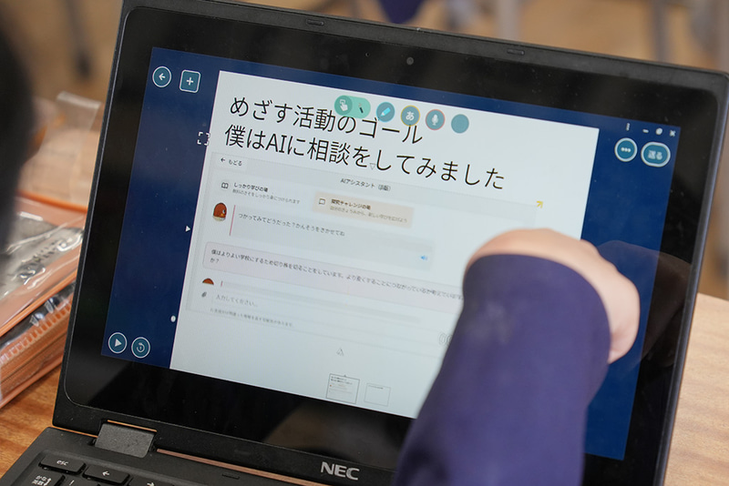 生成AIに相談しながら学習。大阪市立豊里南小学校にて（撮影：編集部）