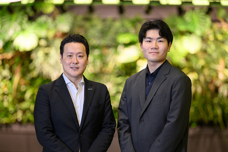（左）日本マイクロソフト株式会社 業務執行役員　パブリックセクター事業本部 教育・社会基盤統括本部長　宮崎翔太氏、（右）酒田東高校国際探究科の卒業生で、東北大学経済学部に通う渡部敦大さん