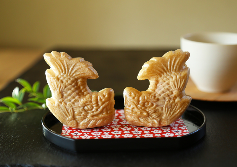 名古屋城の象徴「金の鯱」を模した最中菓子「鯱もなか」