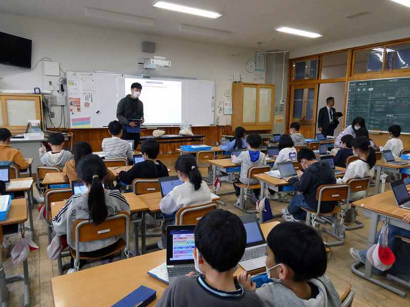小中一貫校の佐久穂町立佐久穂小学校・佐久穂中学校における授業の様子（出典：株式会社フルノシステムズ、以下同じく）