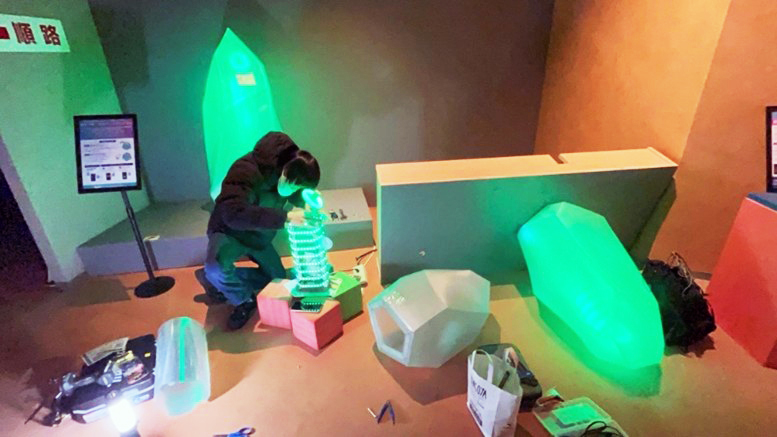 万博レガシーの展示・調整をする米子高専の学生