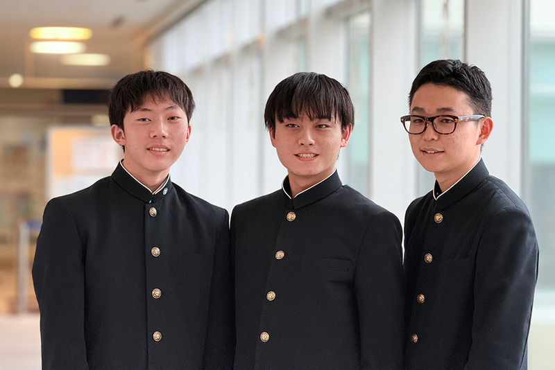 左から、竹田仁耶さん、藤井翔太さん、塚田樹矢さん。この日は中学校の制服を着ていた
