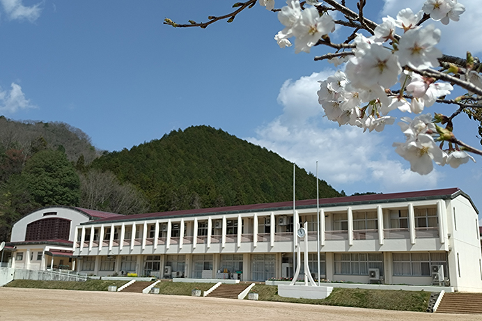 バッファロー製機器を導入した朝来市の小学校の1つ、朝来市立中川小学校（出典：株式会社バッファロー）