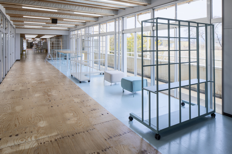 大廊下に設置する可動式パーティション「Any Wall」