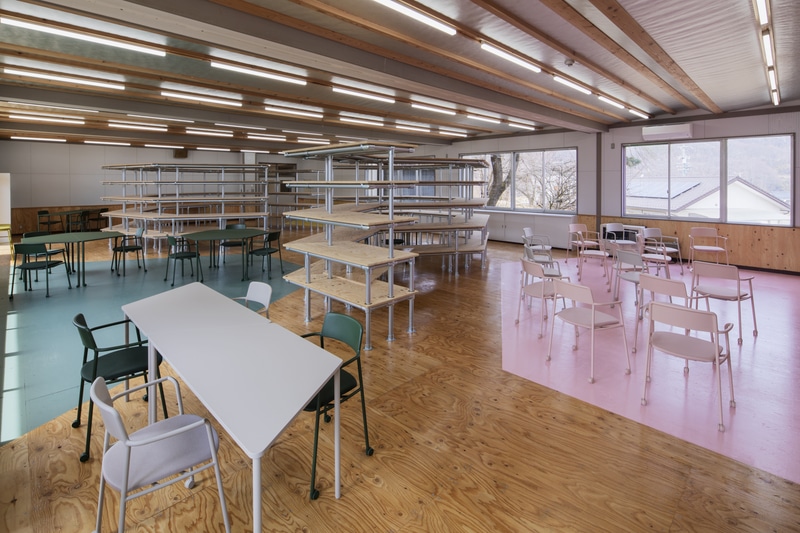 図書館に設置するキャスター付きチェアー「Any Chair」や軽量ソファー「Any Sofa」