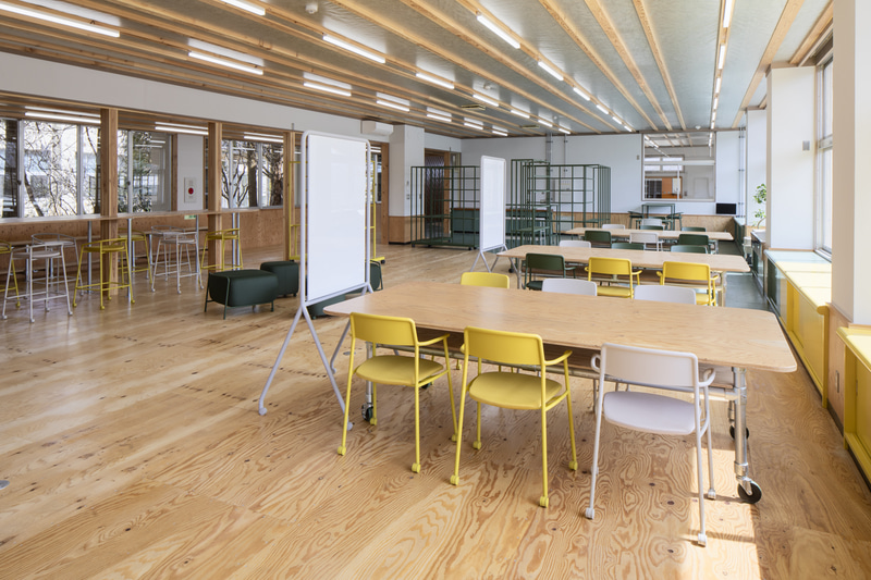 職員室入口に設置するラウンジスペース