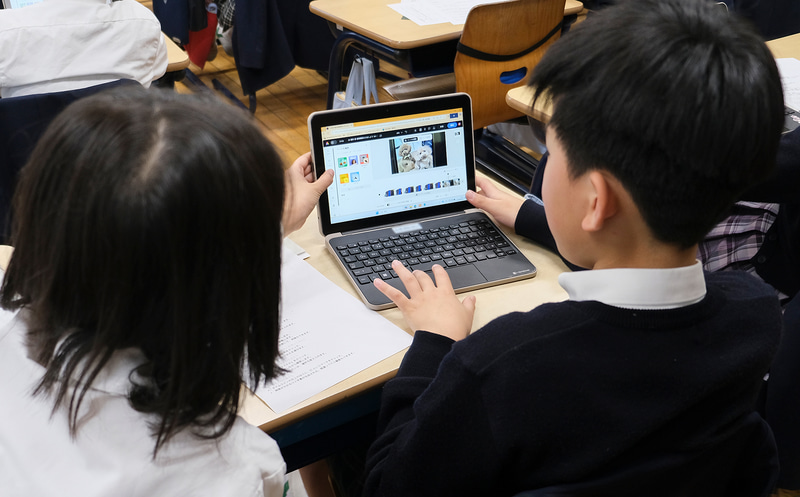 4年生の児童たちが「私の宝物」をテーマに動画を作成している授業の様子（出典：株式会社Too「Adobe Creative Cloud｜導入事例」のWebページより）