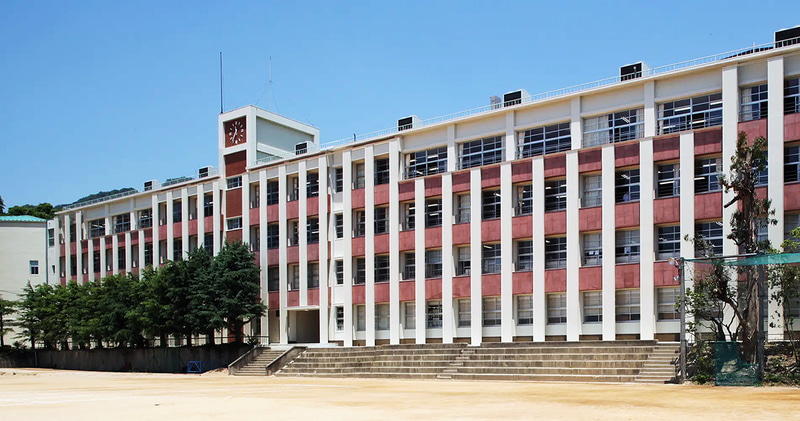 実物の校舎と、Mayaで再現されたメタバース空間