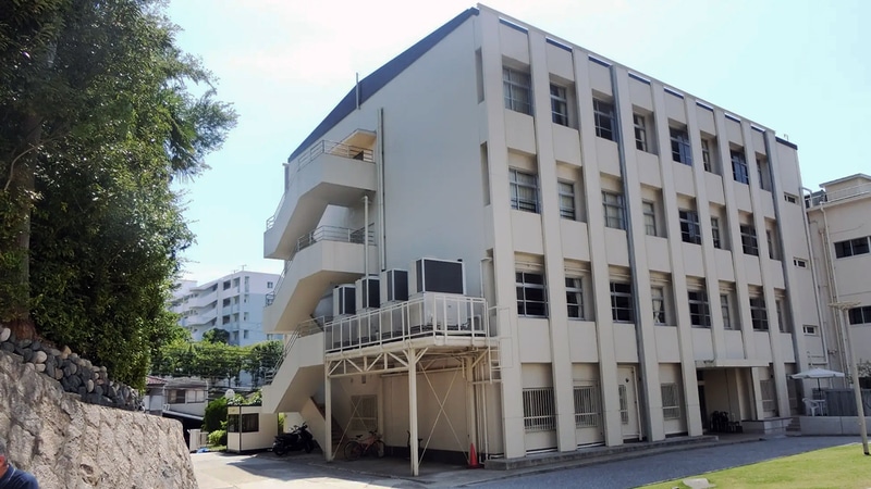 体育館周辺の植栽など、校舎を取り巻く環境まで再現