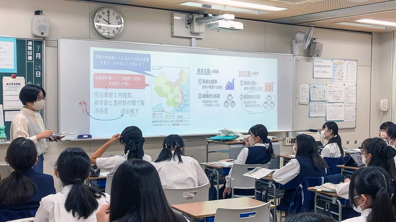 女子美術大学付属高等学校・中学校では、ホワイトボードにデジタル教材や動画を投影するほか、生徒のプレゼンテーションにも利用