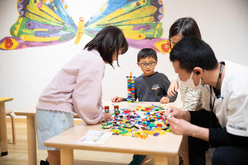 ブロックを使って遊ぶ子供たち