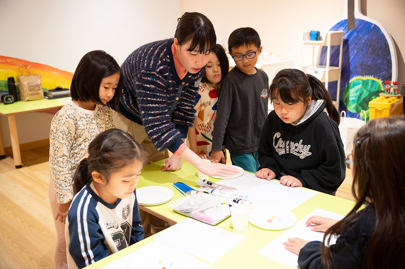 専任スタッフの「パル」が、問いを引き出す関わり方で子供たちの挑戦を支援