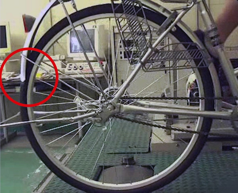 泥よけが変形して車輪に干渉した場合（再現実験）