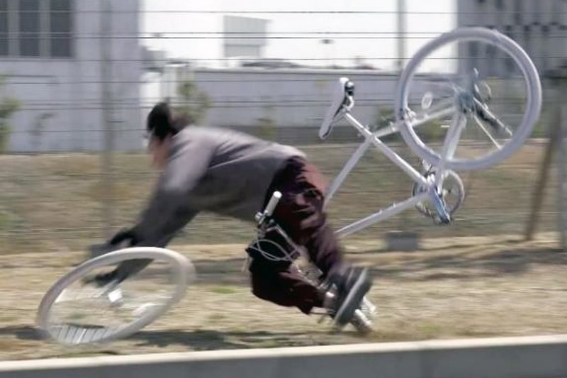 固定が不十分なため前輪が外れて転倒するケース（再現実験）