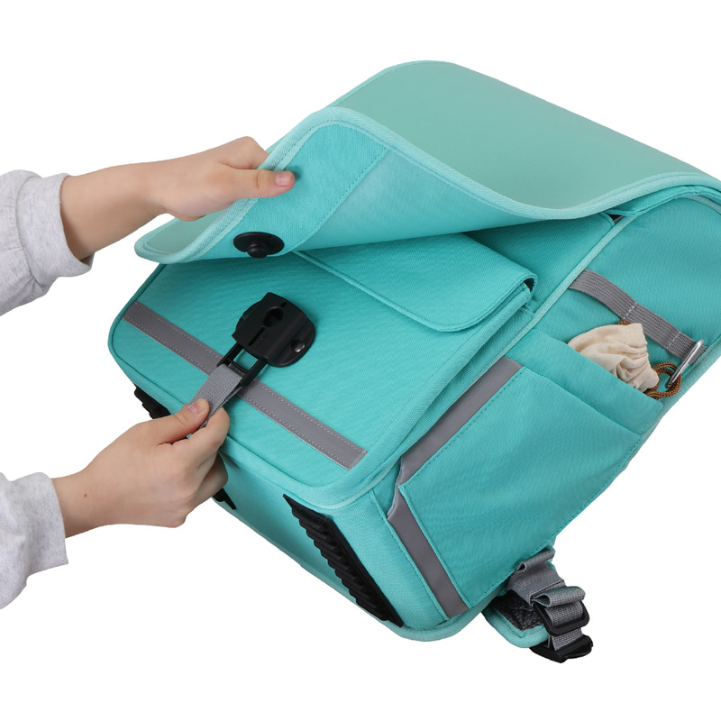 ファスナーレスの磁石構造を採用