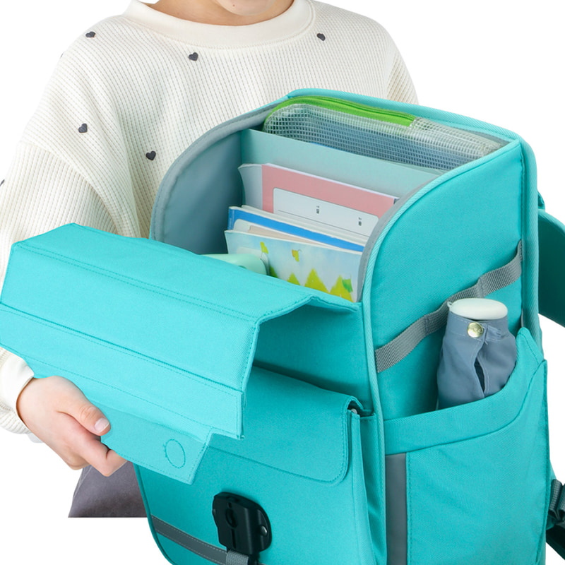 大きく開くメインポケットと水筒を収納できるサイドポケット付き