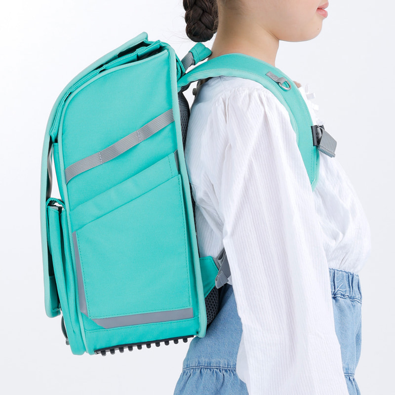 成長する身体にフィットする3D肩ベルト＆背面パッド