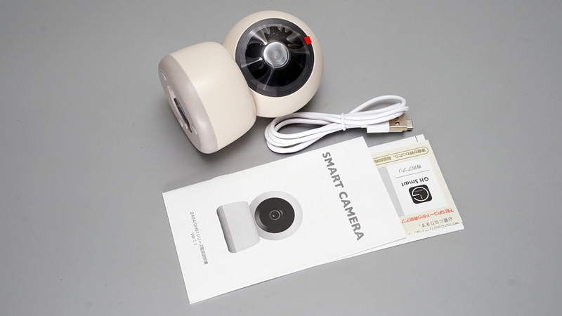 本体とUSB Type-Cの電源ケーブル、取扱説明書が同梱されています