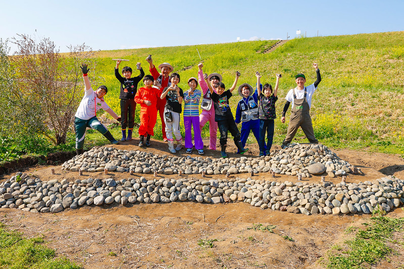 読者の子供たちと全長約6mの古墳を手づくり