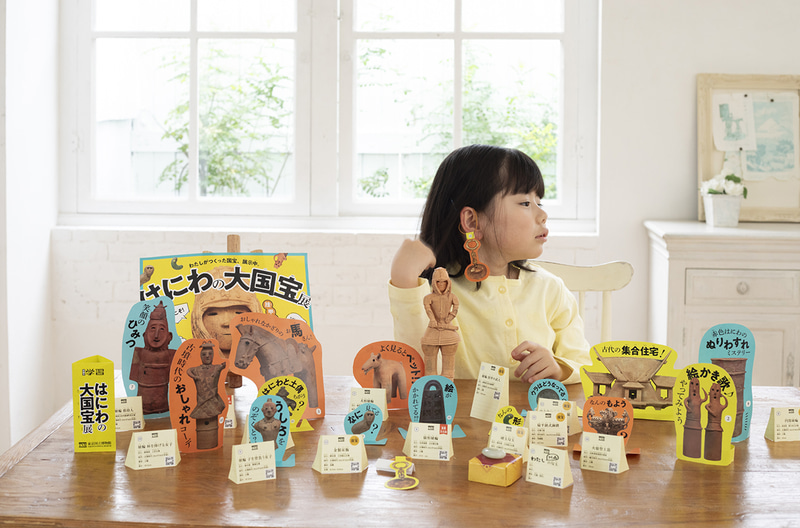 キットの「挂甲の武人」や解説パネルの陳列例。展示作品を身に付けることも可能