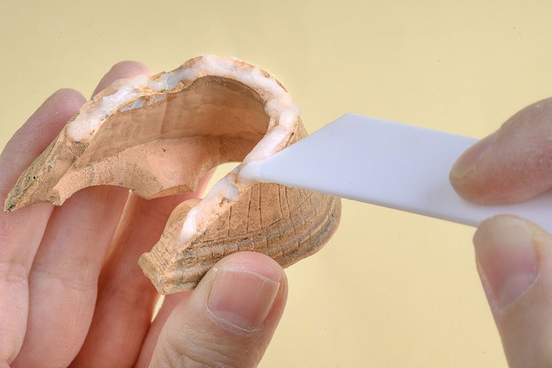 パーツの組み立てには安全なでんぷんのりを使用。組み立て後、一晩乾かしたら完成