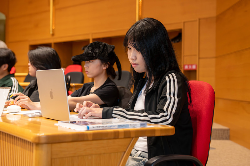 MacBook Neoを利用する学生の様子