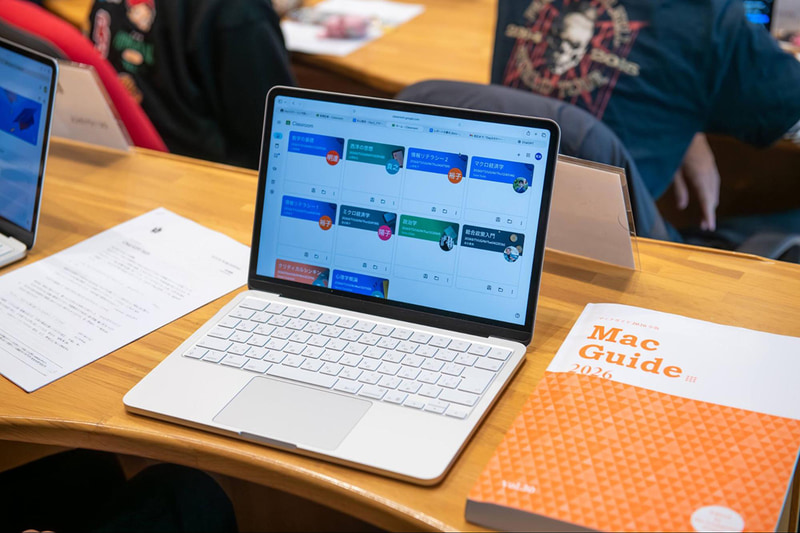 MacBook Neoを利用する学生の様子