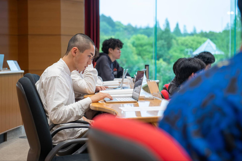 MacBook Neoを利用する学生の様子