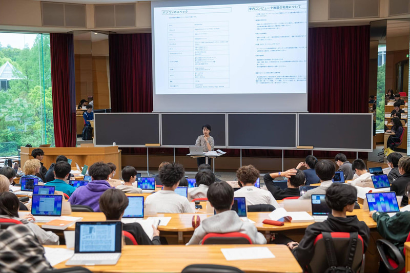 MacBook Neoを利用する学生の様子