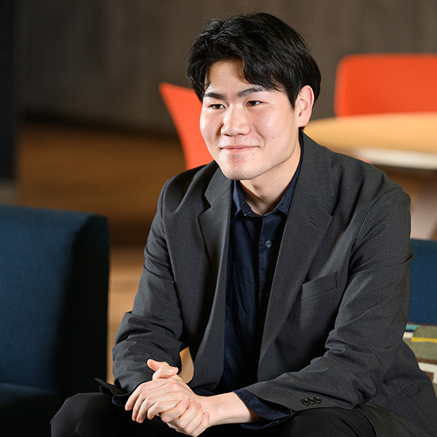 酒田東高校国際探究科の卒業生で、東北大学経済学部に通う渡部敦大さん