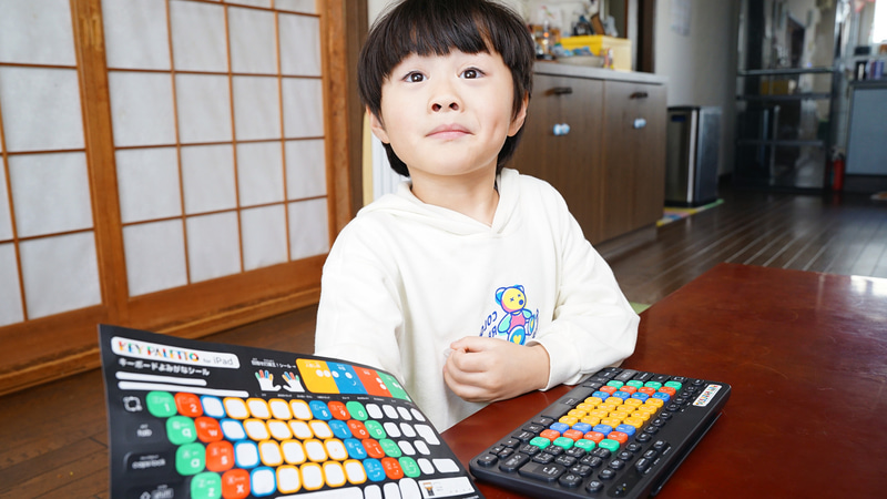 シールを貼ることが楽しいという息子、使うことにはあまり興味がないのです