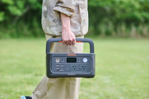 Jackery ポータブル電源 600 Newは、約6.4kgの軽量設計で容量は640Wh
