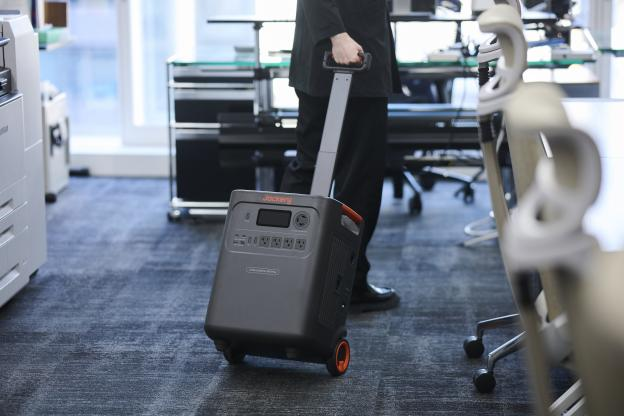 Jackery ポータブル電源3600PlusとJackery ポータブル電源5000Plusは、キャスターと伸縮ハンドルを一体化