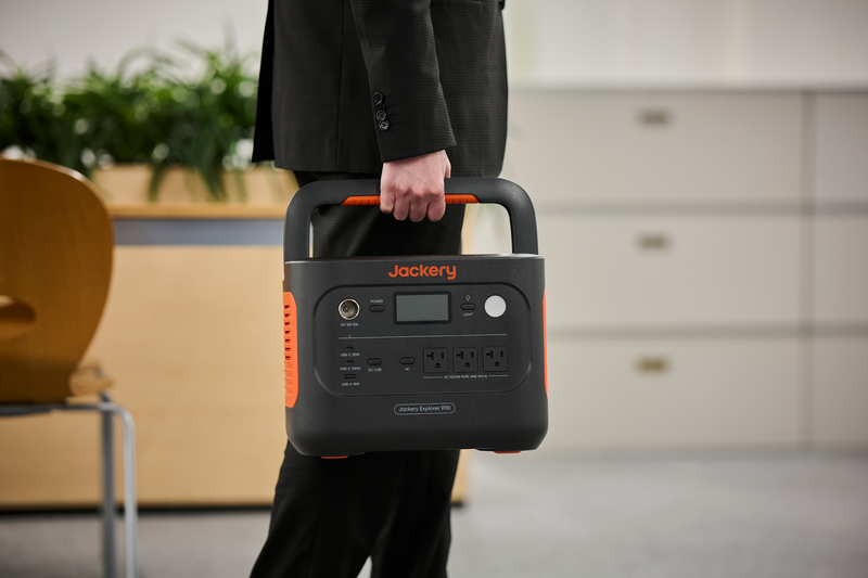 Jackery ポータブル電源 900とJackery ポータブル電源 1800は、大容量でありながら軽量・コンパクト化を実現