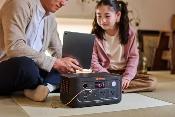 Jackery ポータブル電源 600 Newは、約6.4kgの軽量設計で容量は640Wh
