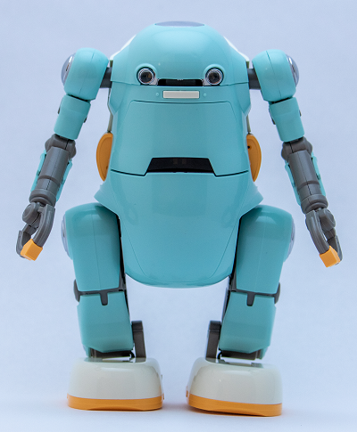 コミュニケーションロボット「あるくメカトロウィーゴ」 Ⓒ MODERHYTHM / Kazushi Kobayashi（出典：三菱総研DCS株式会社、以下同じく）