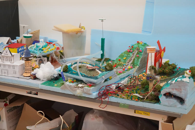 生徒たちが参考できるよう、過去の作品も並ぶ